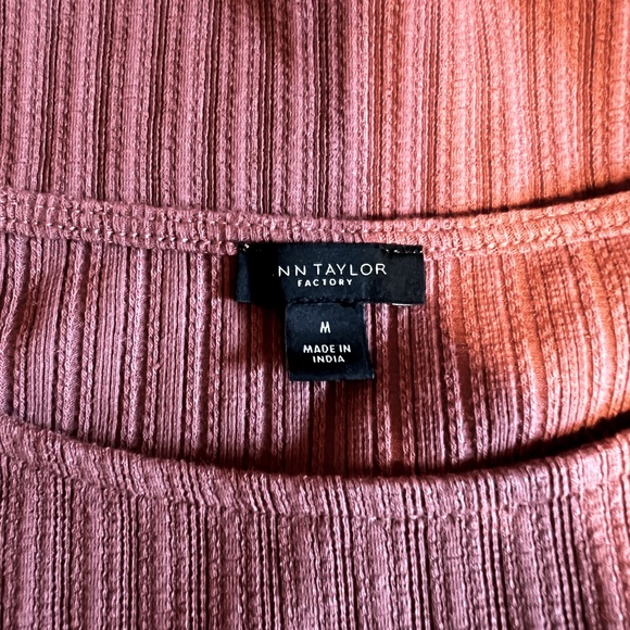 Ann Taylor Factory. Mauve PINK ribbed, embroidered sleeve sweater. Sz Medium - Picture 2 of 4